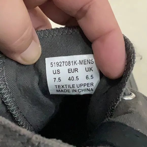 EUC men’s high top Levi’s sneakers with zipper down the side