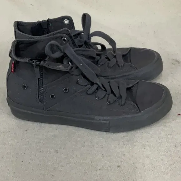 EUC men’s high top Levi’s sneakers with zipper down the side