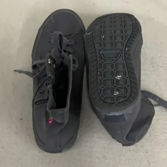 EUC men’s high top Levi’s sneakers with zipper down the side