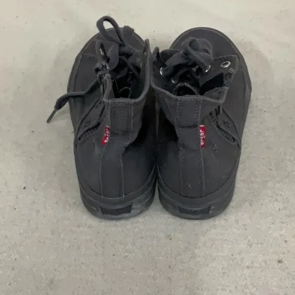 EUC men’s high top Levi’s sneakers with zipper down the side