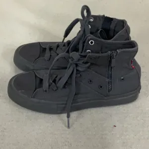 EUC men’s high top Levi’s sneakers with zipper down the side