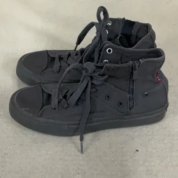 EUC men’s high top Levi’s sneakers with zipper down the side