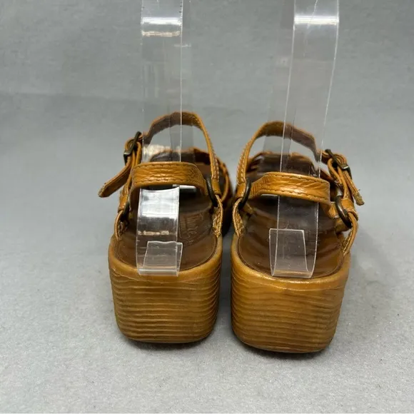 Famolare Get There Strappy Wavy sole Leather Sandals Women’s Size 4.5.