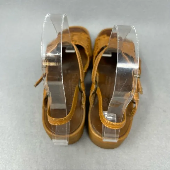 Famolare Get There Strappy Wavy sole Leather Sandals Women’s Size 4.5.