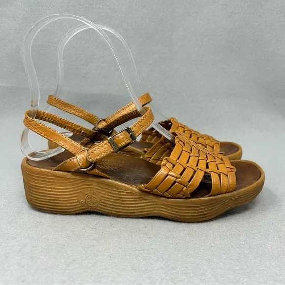Famolare Get There Strappy Wavy sole Leather Sandals Women’s Size 4.5.
