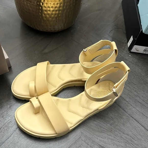 FRANCO SARTO Davenport Flat Sandals