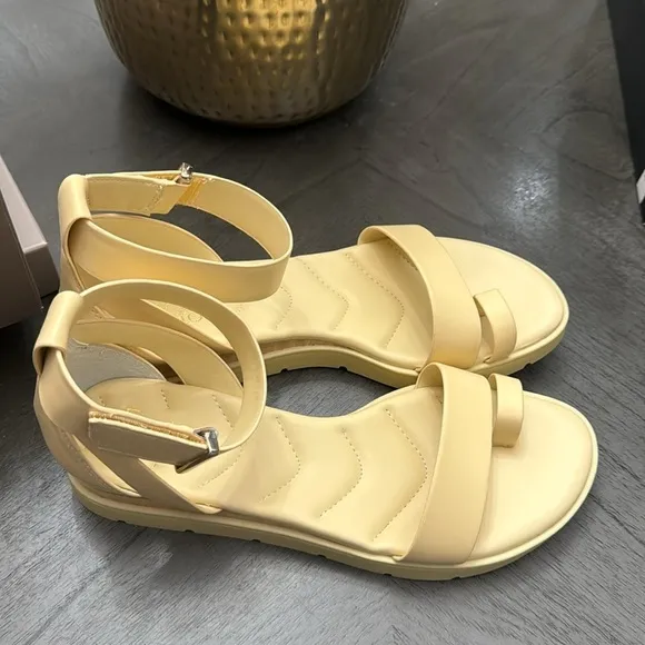 FRANCO SARTO Davenport Flat Sandals