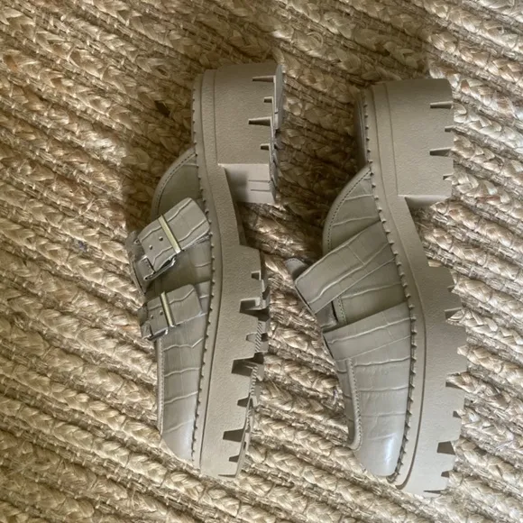 Free People Buckle Lyra Lug Loafer in Tan Size 40 brand new - without box