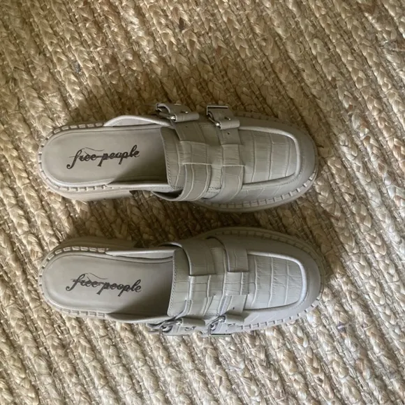 Free People Buckle Lyra Lug Loafer in Tan Size 40 brand new - without box