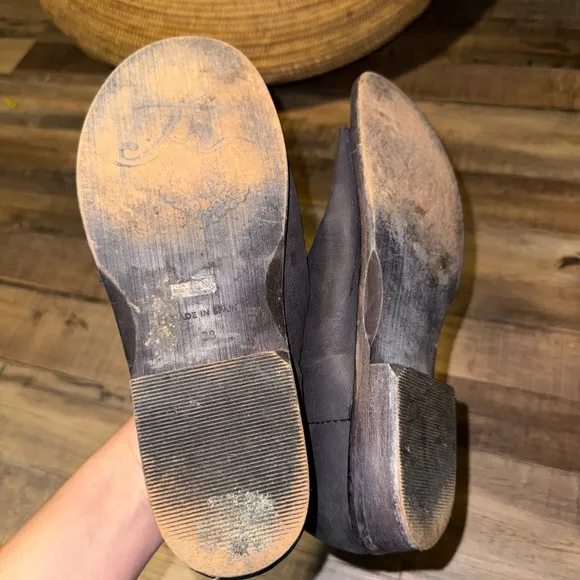 Free People Mont Blanc Black Leather Peep Toe Slip On Flat Sandals  Size 8 Used