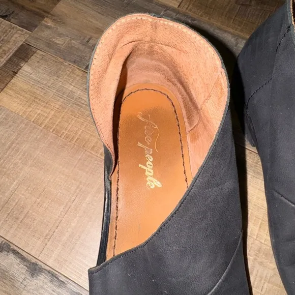 Free People Mont Blanc Black Leather Peep Toe Slip On Flat Sandals  Size 8 Used