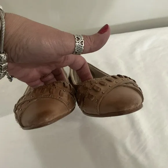 Freebird Brynn Leather Flats Studded Camel‎ Size 9