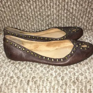 FRYE brand Brown real Leather  Ballet Flats with Stud Detail