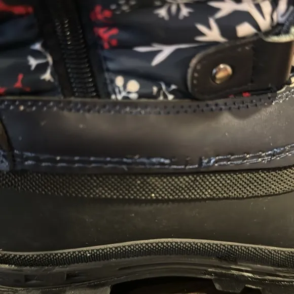 Girl’s waterproof snow boots - size 5 (big girl)