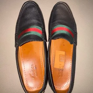 Gucci Black and Green Slip-On Loafers with Classic Design