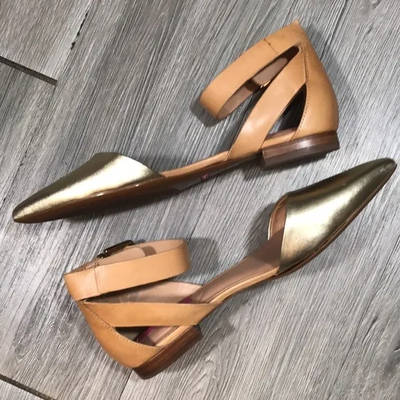 Isaac Mizrahi New York Evelyn Ankle Strap Flat Sandal Pointed Toe Gold /Natural