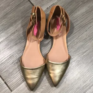 Isaac Mizrahi New York Evelyn Ankle Strap Flat Sandal Pointed Toe Gold /Natural