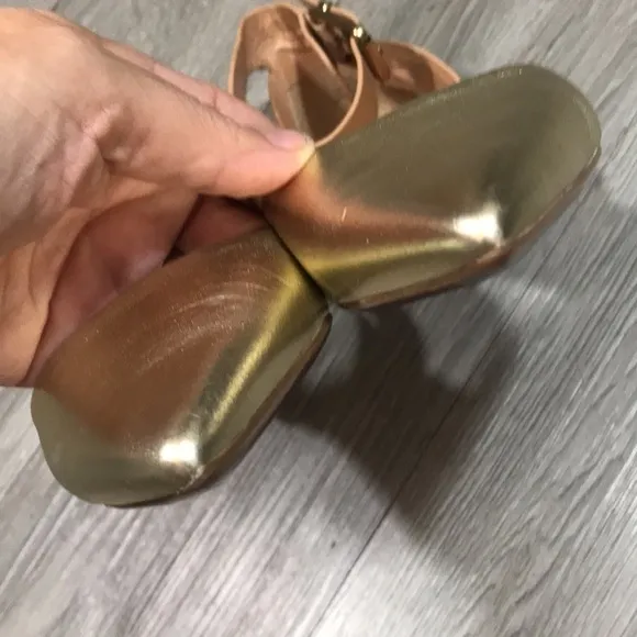 Isaac Mizrahi New York Evelyn Ankle Strap Flat Sandal Pointed Toe Gold /Natural