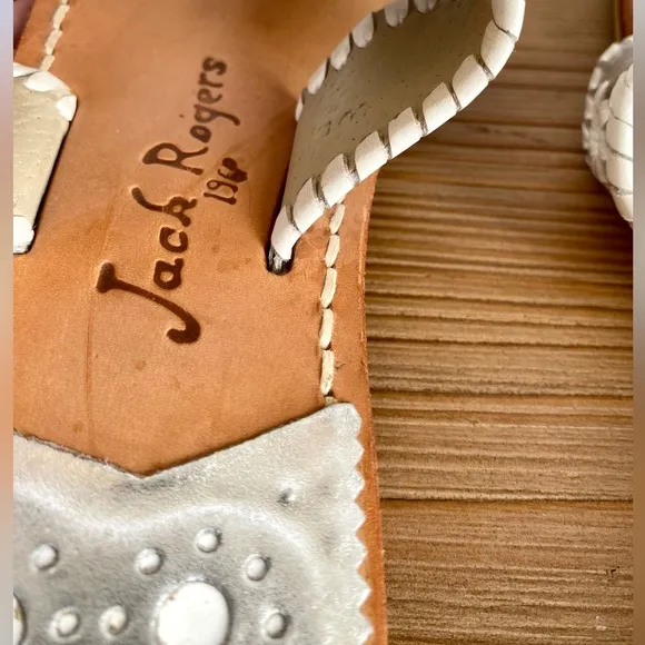 Jack Rogers 7M Silver w/ White Stitching Jacks Flat Sandals EUC