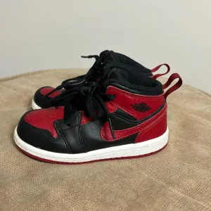 Jordan 1 Mid Banned (2020) 640735-074