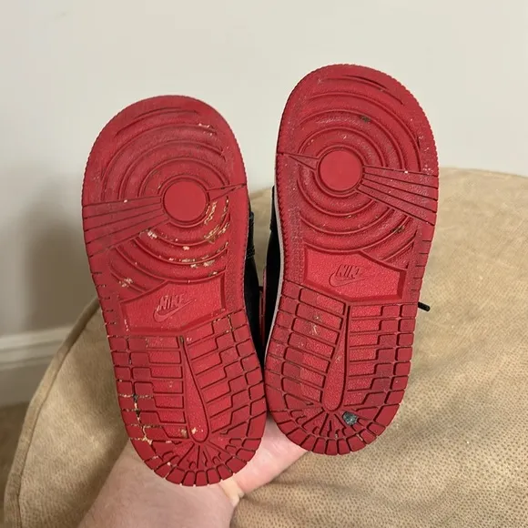 Jordan 1 Mid Banned (2020) 640735-074