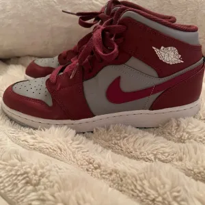 Jordan 1 -Top Cherrywood Red 2022 high top sneakers size 4Y