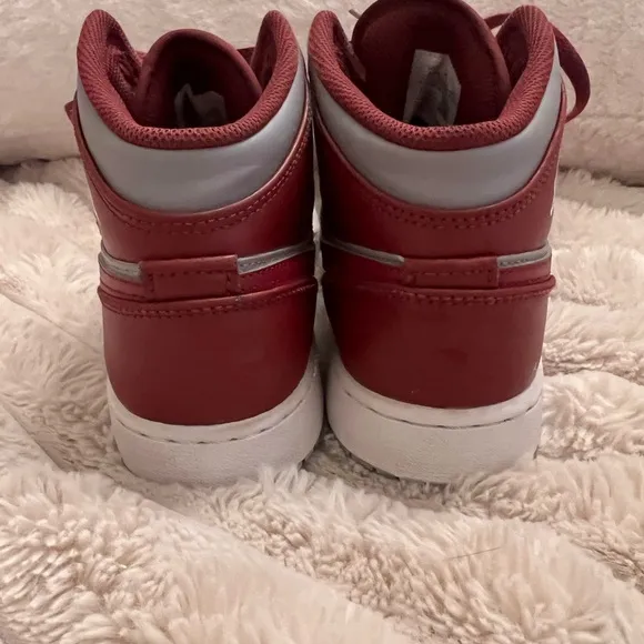 Jordan 1 -Top Cherrywood Red 2022 high top sneakers size 4Y
