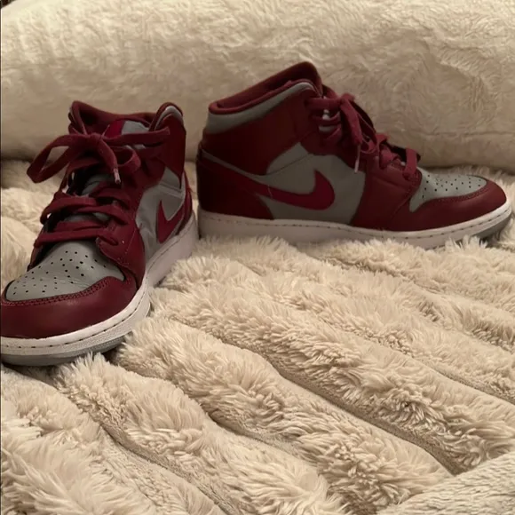 Jordan 1 -Top Cherrywood Red 2022 high top sneakers size 4Y