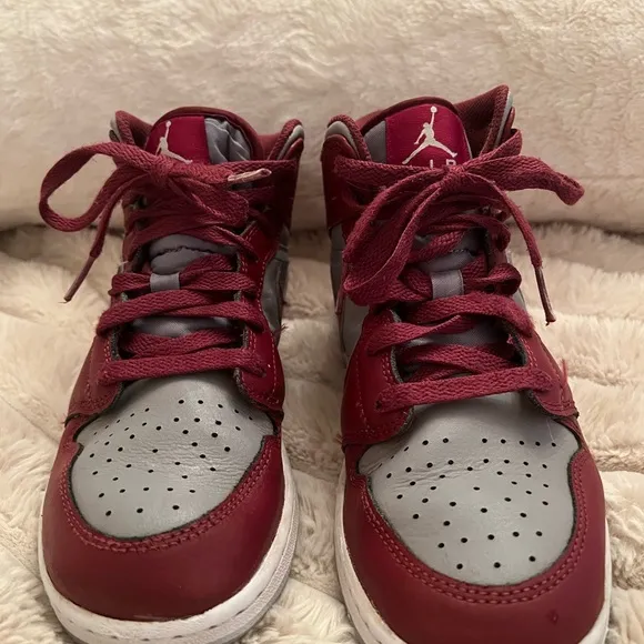 Jordan 1 -Top Cherrywood Red 2022 high top sneakers size 4Y