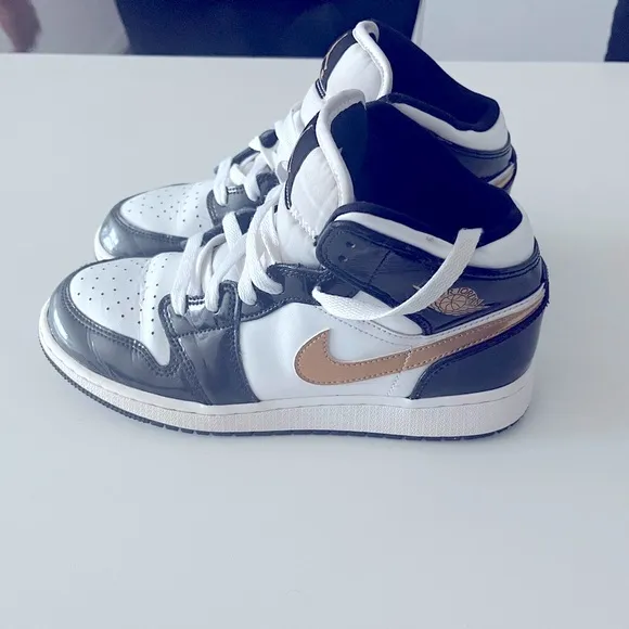 Jordan Black and White Sneakers High-Top Design