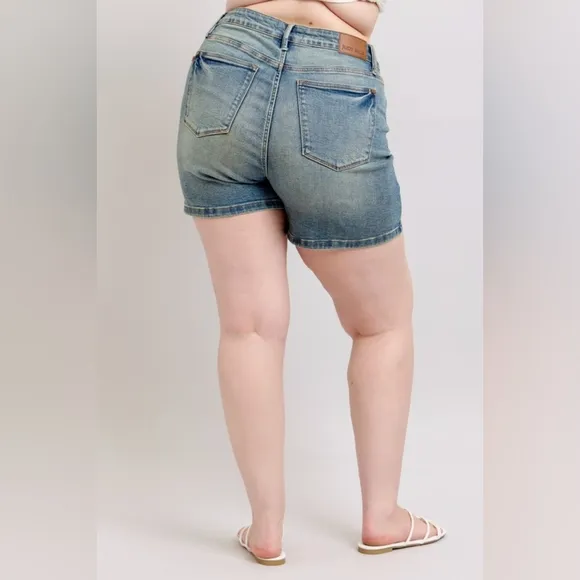 Judy Blue V-waist Slim Fit Denim Mid-length Skinny Leg Retro Vintage Shorts PLUS