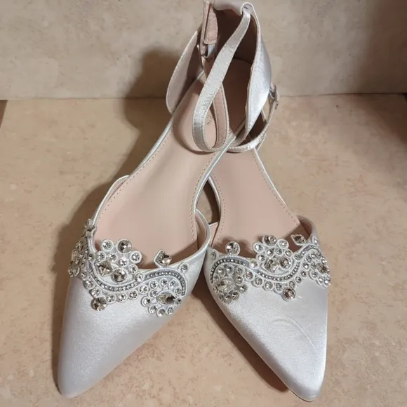 Kailee P. Bella White Satin Embellished‎ Pointed toe Flats size 10