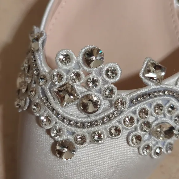 Kailee P. Bella White Satin Embellished‎ Pointed toe Flats size 10