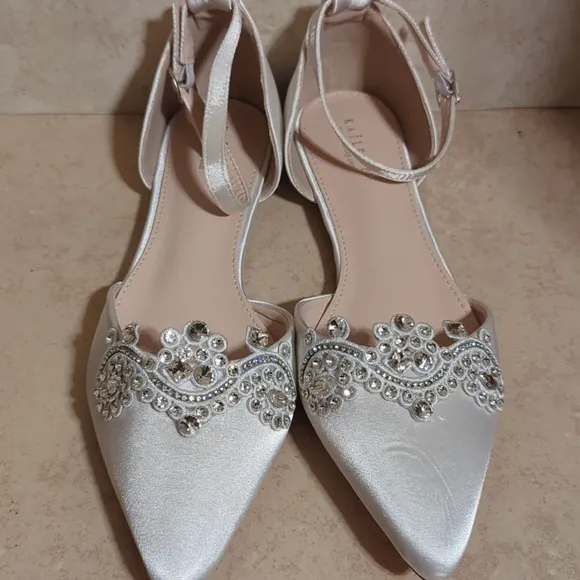 Kailee P. Bella White Satin Embellished‎ Pointed toe Flats size 10