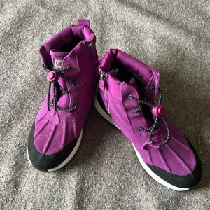 Kids Waterproof Winter Ugg Boots (Sz 5 Youth)