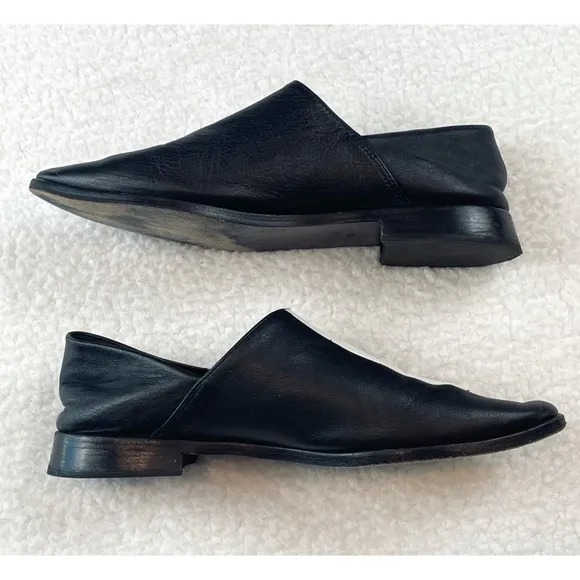 KOSTÜME • Black and White Pointed Toe Leather Slip-On Flats