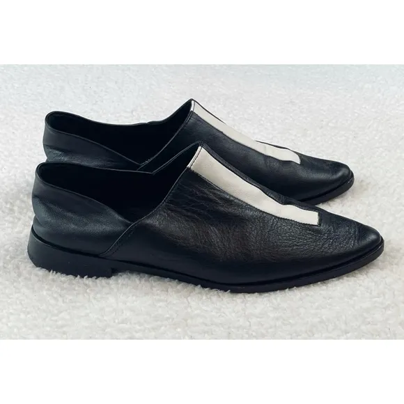 KOSTÜME • Black and White Pointed Toe Leather Slip-On Flats