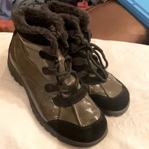 Ladies Wanderlust snow boots 8.5M NWOT