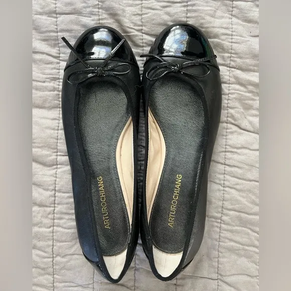 Like new Arturo Chiang black ballet flats size 8.5