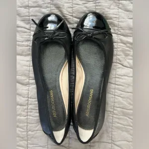 Like new Arturo Chiang black ballet flats size 8.5