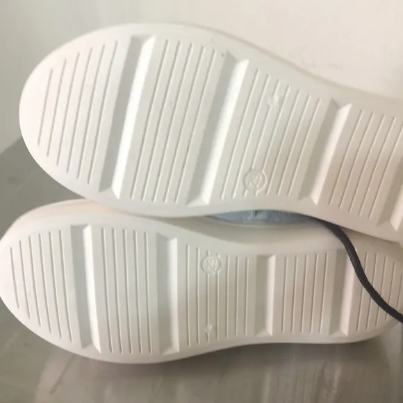 MAA brand new sneaker size 29
