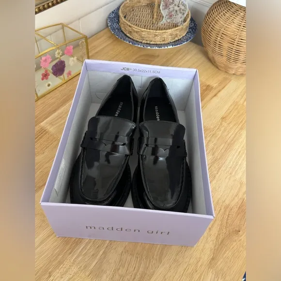 Madden Girl Black Classic Old Money Cecily Loafers New With Box Size 10
