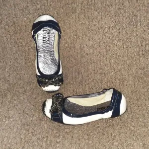 MAM’ZELLE-Infinity Ring Pattern-Black/White Leather Ballet Flats-Sz 36-Excellent