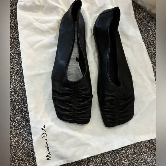 Massimo Dutti NWOT black leather ballet flats
