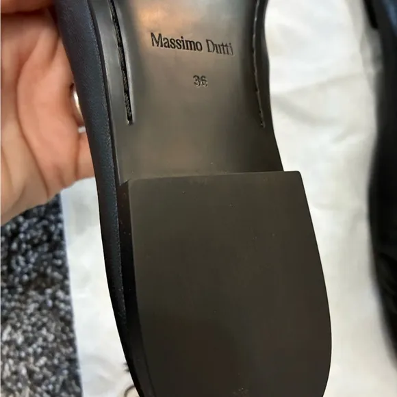 Massimo Dutti NWOT black leather ballet flats