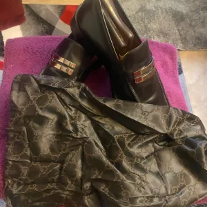Men vintage Gucci loafers size 9 D black