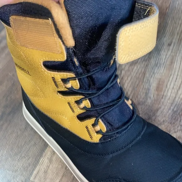 Merrell Black &amp; Tan Snow Boots Size 1