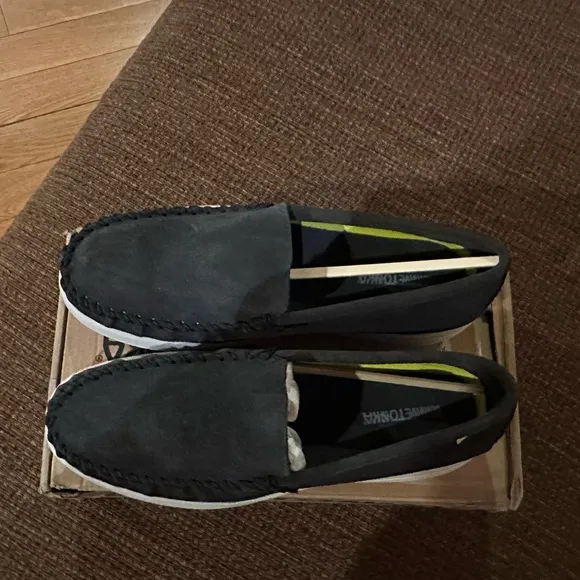 MINNETONKA men’s Discover Classic Slip-On Loafers