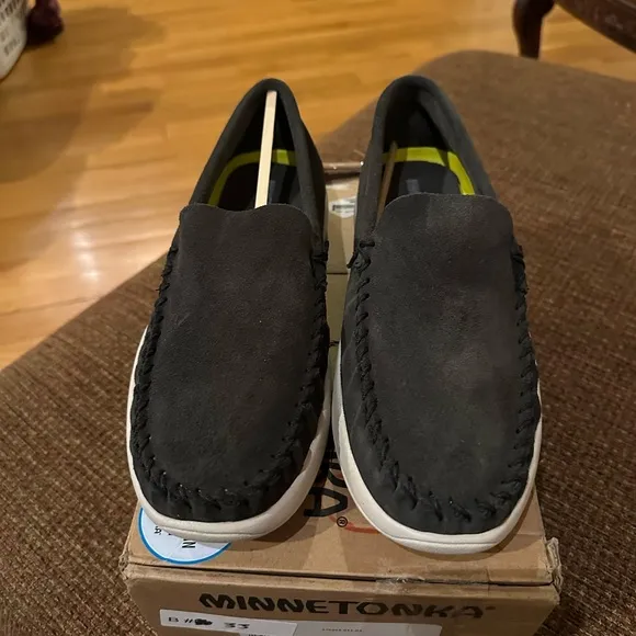 MINNETONKA men’s Discover Classic Slip-On Loafers