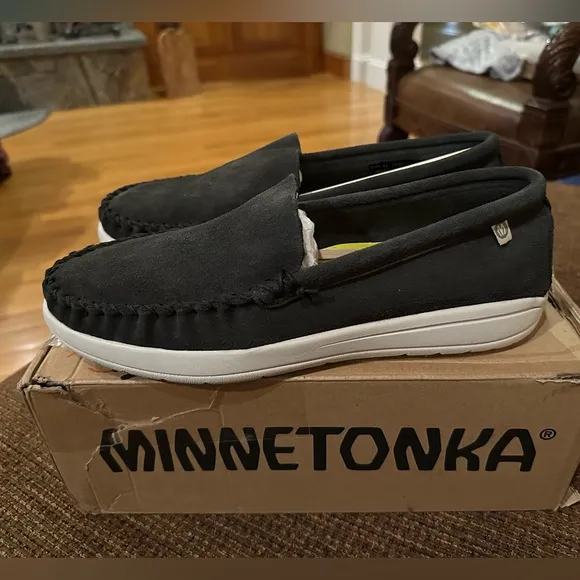 MINNETONKA men’s Discover Classic Slip-On Loafers